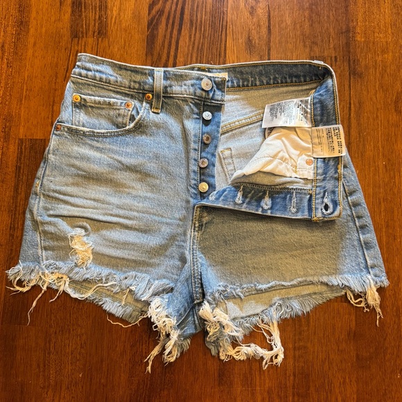 Levi’s Ribcage High Waist Distressed Denim Women’s Shorts - Picture 5 of 7